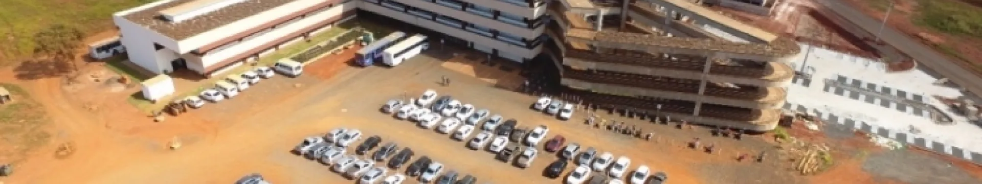 A imagem mostra uma vista aérea de um grande complexo de edifícios em construção.A imagem também está associada à Universidade Federal de Uberlândia (UFU), sugerindo que pode ser um de seus campi em construção.