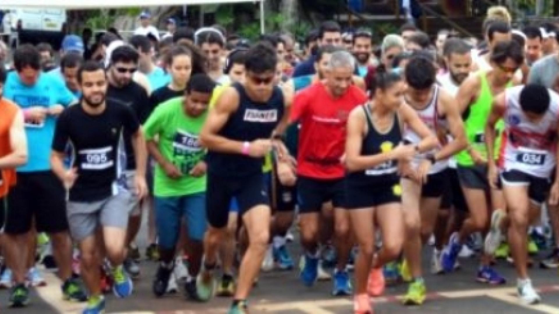 Imagem de uma maratona de corrida de rua