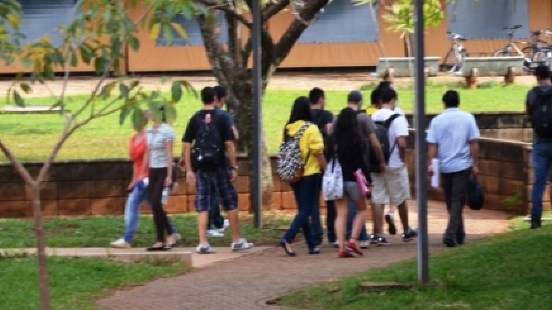 Imagem de alunos trafegando pelo Campus da UFU