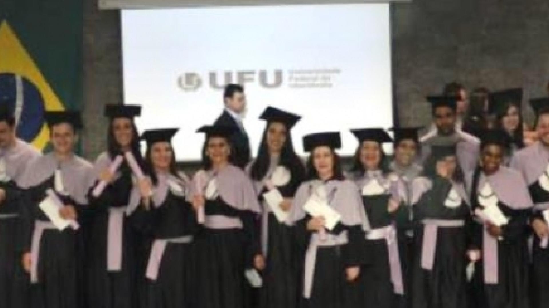 Foto com formandos do curso de letras EAD UFU