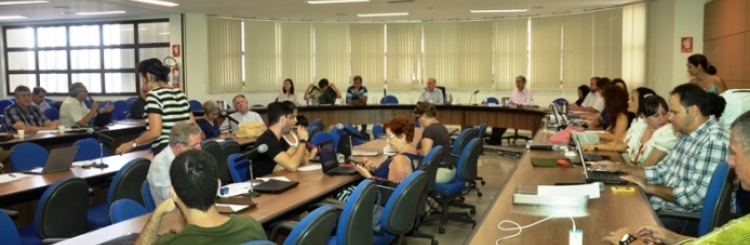 Fotografia na sala dos conselhos durante reunião do Conselho de Diretor (CONDIR) em 2016